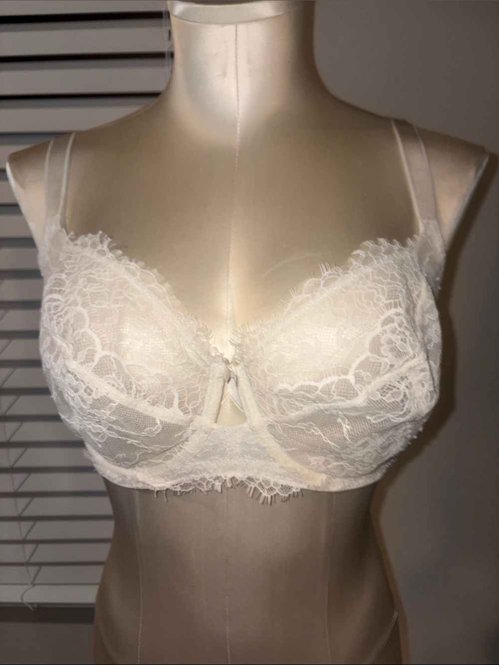 VS Dream Angels Wicked Ivory Lace Underwire Bra - 34G Fabulous